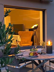 LandscheidEifel-Mosel-Hideaway的客厅配有带蜡烛和椅子的桌子