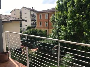 维罗纳la casa della luce的阳台上的栏杆上有两个绿色的垃圾桶