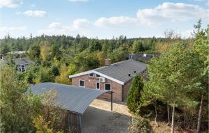 菲耶里茨莱乌Lovely Home In Fjerritslev With Wifi的金属屋顶房屋的顶部景观
