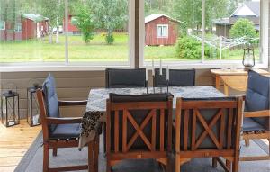 MalungsforsAmazing Home In Malungsfors With Kitchen的一间带桌椅和窗户的用餐室