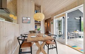 凯隆堡3 Bedroom Lovely Home In Kalundborg的一间带木桌和椅子的用餐室