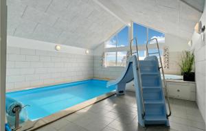 哈夫維格Amazing Home In Hvide Sande With House A Panoramic View的一间带游泳池和滑梯的浴室