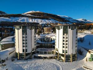 塞斯特雷Hotel Club Uappala Sestriere的雪中酒店空中景观