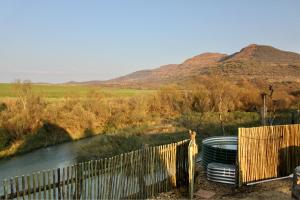 温特顿Tugela River Lodge的山 ⁇ 旁的河流