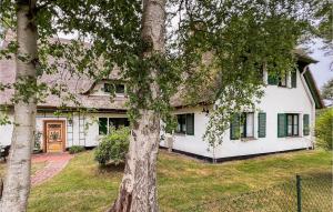普雷罗Stunning Home In Prerow With Wifi And 1 Bedrooms的前面有一棵树的白色房子