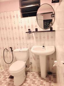 凯格勒AMBALAMA HOSTEL的一间带卫生间、水槽和镜子的浴室
