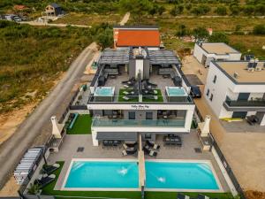 图兰杰Villa Blue Sky 2的享有带游泳池的房屋的空中景致