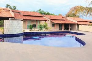 卡达斯诺瓦斯Casa em condomínio, churrasqueira privativa e piscina social的房屋前的游泳池