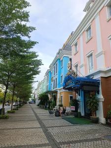 下龙湾Huong Duong Sunflower的城里一条鹅卵石街道,有五颜六色的建筑