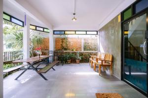 清迈LD8 House Private Pool Perfect Groups -Families ChiangMai的客房设有桌椅和窗户。