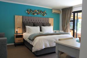 塞吉菲尔德鹈鹕旅馆的一间卧室设有一张蓝色墙壁的大床