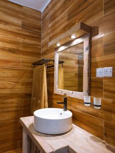 南威Limiria Villa Zanzibar的浴室设有白色水槽和镜子