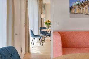 波茨坦Elisapart - Apartments am Sommerschloss的享有配有桌椅的房间的景色
