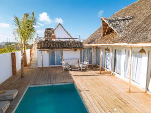 南威Limiria Villa Zanzibar的一座带游泳池和房子的别墅