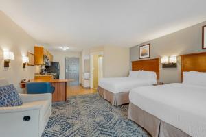 印第安纳波利斯东印第安纳波利斯烛木套房酒店的酒店客房,设有两张床和一张沙发