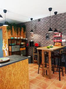 AlberiqueLas Palmeras的厨房配有木桌和砖墙