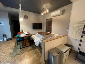 沼津Guest House Numazu Port - Vacation STAY 18050v的客房设有床、书桌和电视。