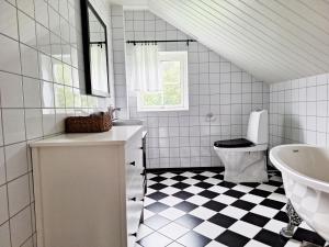 HärrydaFresh villa in Harryda near Landvetter airport and golf course的浴室铺有黑白格子地板。