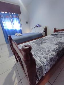 皮科将军镇Los Abuelos 17的一间卧室设有两张单人床和一个窗户。