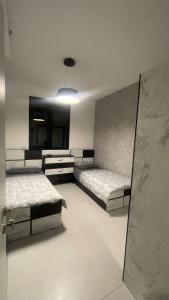 阿卡Apartment in Akko with Sea View的大房间设有两张床和镜子