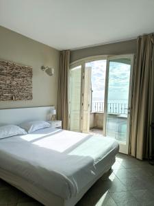 Marine du Miomo图尔玛尔酒店的一间卧室设有一张大床和一个大窗户