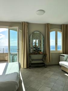 Marine du Miomo图尔玛尔酒店的一间卧室配有一张床,享有海景