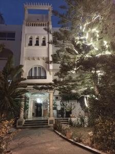 哈马马特Hôtel Romane的前面有圣诞树的建筑