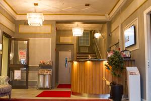 埃克舍韦克斯伯勒卡里加登酒店的大堂设有1间带柜台的等候室