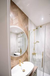 罗兹obywatelska apartament free parking的白色的浴室设有水槽和镜子