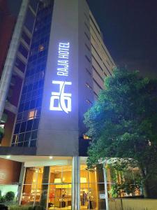 贝洛奥里藏特BH Raja Hotel的建筑的侧面有标志