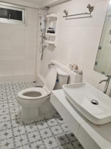 Ban Sathani Bandai MaEntire house in Pakchong的白色的浴室设有卫生间和水槽。