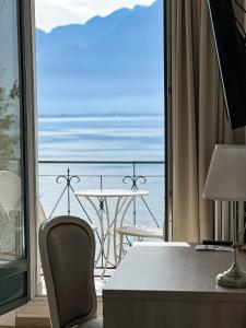 蒙特勒伊甸园宫奥拉克酒店的海景客房 - 带桌子