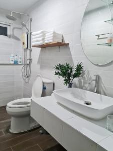 Ban Sathani Bandai MaEntire house in Pakchong的白色的浴室设有水槽和卫生间。
