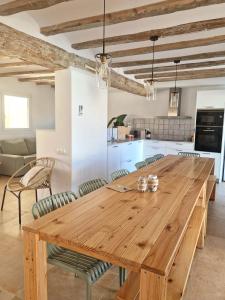 代尔特布雷Villa Barracot的厨房里配有一张大木桌和椅子
