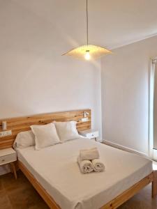 代尔特布雷Villa Barracot的一间卧室配有一张床,上面有两条毛巾