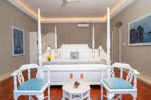 蓬蒂切里Villa Cavi的卧室配有白色的床和2把椅子