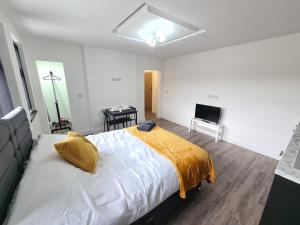 Batley CarrHomestay by BIC Legends 3的一间卧室配有一张大床和电视