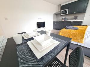 Batley CarrHomestay by BIC Legends 3的客厅配有桌子和床。