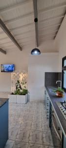 图利亚拉Flamingo résidence的厨房铺有瓷砖地板,设有天花板