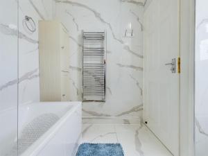 特伦特河畔斯托克Stoke On Trent - City Centre, Ideal for contractors, families, and business travelers By Doko Homes的白色的浴室设有浴缸和淋浴。