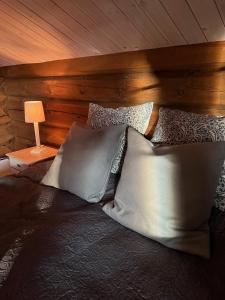 Noresund"SoFly Lodge", Charm and Elegance的一间卧室配有带枕头和台灯的床