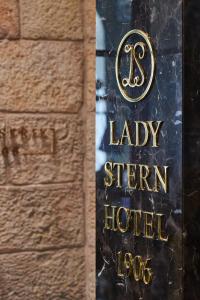 耶路撒冷Lady Stern Jerusalem Hotel的一本书,上面贴有麦利星旅馆标签