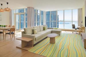 多哈Element by Westin City Center Doha的带沙发的客厅和用餐室