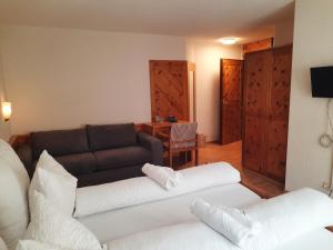 莫尔斯施发赫特酒店的客厅配有两张沙发和一张沙发