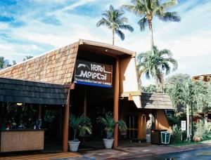 考纳卡凯Hotel Moloka'i的棕榈树下的蒙哥克酒店