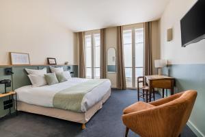 里昂全球塞西尔酒店的配有一张床和一把椅子的酒店客房