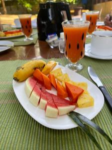 卡卢特勒Hotel Coconut Bay的桌上的水果盘和饮料