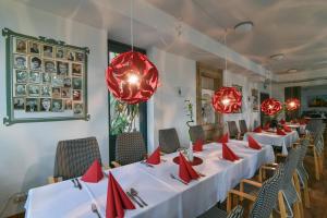 文西德尔Luisenburg Resort的红吊灯餐厅的一排桌子
