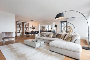 斯海弗宁恩BizStay Harbour III Scheveningen Apartments的客厅配有白色的沙发和桌子