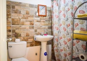 塔马林多CAPRICHOS Rooms的一间带卫生间和水槽的浴室